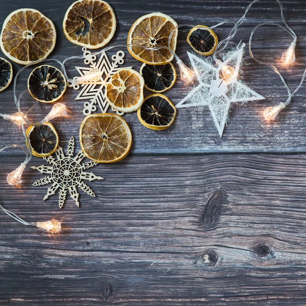 Kurumuş Portakal Dilimleri Iplik Yıldızları Kar Taneleri Tahta Bir Masanın — Stok fotoğraf