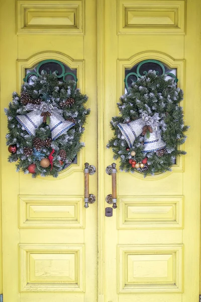 Couronne Noël Branches Sapin Avec Des Décorations Accrochées Porte Jaune — Photo