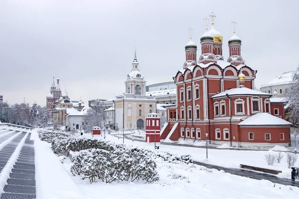 モスクワ ロシア 12月2021 雪の中で元ザマンスキー男子修道院のザマンスキー大聖堂 ザリアディの領土からの眺め — ストック写真