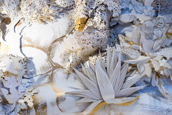 Kağıt kesiği, arka plan olarak tropikal egzotik çiçekler