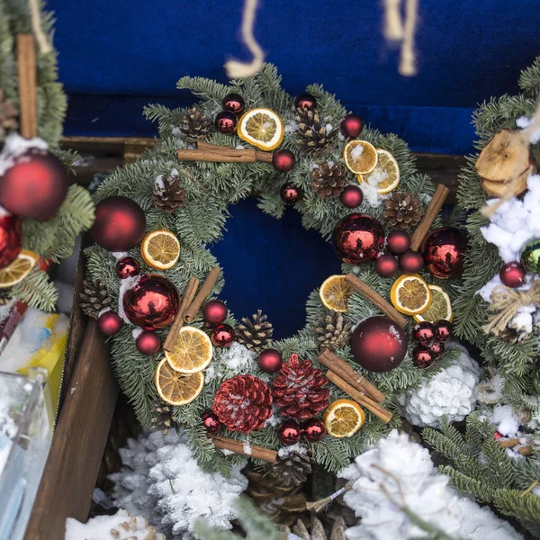 Corona Navidad Ramas Abeto Con Decoraciones Colgando Pared Casa —  Fotos de Stock