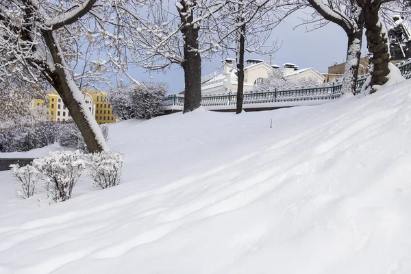 モスクワ ロシア 12月2021 冬の都市 タガンカ地区 モスクワは晴れた朝の降雪の後にそこにあります — ストック写真