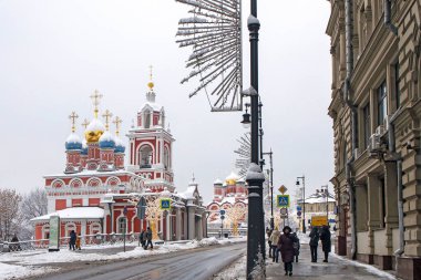 Moskova, Rusya - 20 Aralık 2021, Moskova, Rusya, Znamensky Eski Znamensky Erkek Manastırı Katedrali. Zaryadye bölgesinden görüş