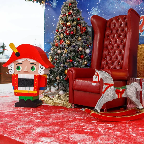 Arbre Noël Décoré Avec Cadeaux Fauteuil Casse Noix Cheval Bascule — Photo