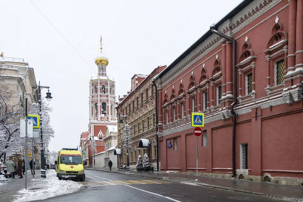 2021年12月20日 俄罗斯莫斯科 Vysokopetrovsky修道院 Vysokopetrovsky Monastery 是莫斯科Bely Gorod地区的一座俄罗斯东正教修道院 位于彼得罗夫卡街 Petrovka Street — 图库照片
