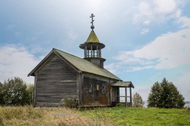Karelia, Rusya - 20 Eylül 2021, Sampson 'un onuruna Kondoberezhskaya köyünde ibadet. 19. yüzyılın mimari bir anıtı..