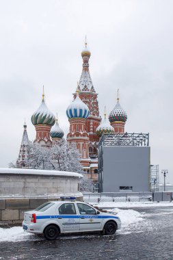 Moskova, Rusya - 20 Aralık 2021, St. Şiddetli bir kar fırtınasında Basil Katedrali