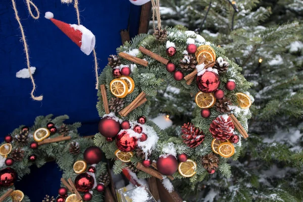 Couronne Noël Branches Sapin Avec Des Décorations Accrochées Mur Maison — Photo