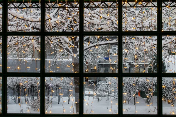 Fönster Med Utsikt Över Den Snöiga Staden Julgran Förgrunden — Stockfoto