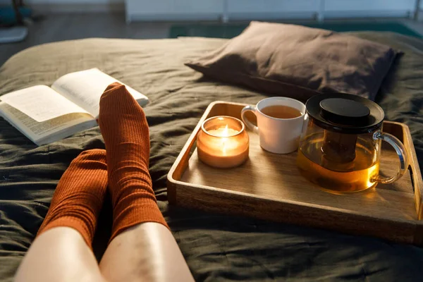 양말을 여성의 침대에 양초가 쟁반에 내부와 가정용 개념이다 위에서 — 스톡 사진