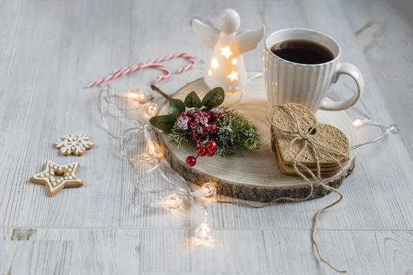 Uma Xícara Café Suporte Madeira Biscoito Gengibre Amarrado Com Uma — Fotografia de Stock