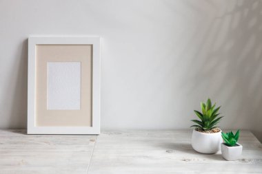 İç dekorasyon için mutfaktaki seramik kaplarda yapay sulandırıcılar. Uzayı kopyala Mesaj için yer. Resimler için çerçeve