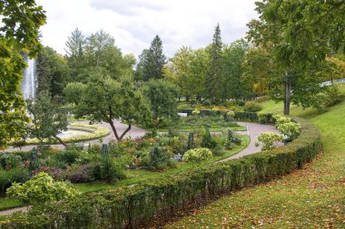St. Petersburg, Petrodvorets, Rusya - 30 Ekim 2021: Peterhof 'taki alt parktaki büyük Roma çeşmeleri