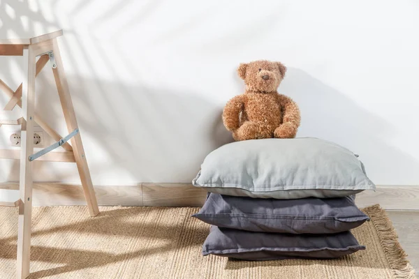 Der Teddybär Lehnt Der Wand Neben Einem Kleinen Kinderhocker Mit — Stockfoto