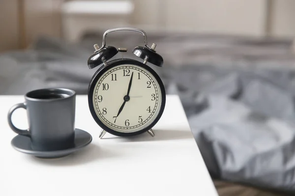 Relógio Despertador Imagem Com Uma Xícara Preta Café Uma Mesa — Fotografia de Stock