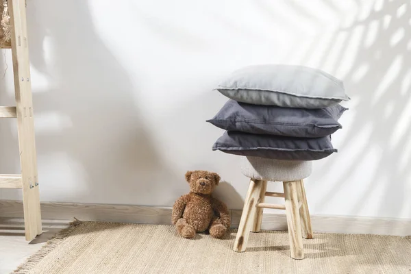 Der Teddybär Lehnt Der Wand Neben Einem Kleinen Kinderhocker Mit — Stockfoto