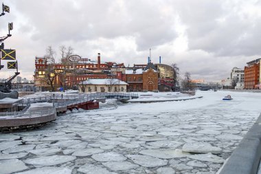 Moskova, Rusya - 16.01.2022, toprak seti. Kızıl Ekim manzarası. Kış. Nehirdeki buz