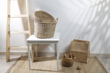 Depo odası. Tahta merdivenler, hasır sepetler. Uzayı kopyala Mesaj için yer. Boşluğu kopyala