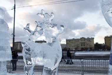 Moskova, Rusya - 16.012022, Pushkinskaya Embankment 'taki Gorky Park' a Disney çizgi filmlerindeki karakterlerin buzdan heykelleri monte edildi. Moskova 'da Kar ve Buz Festivali' nin bir parçası oldular.