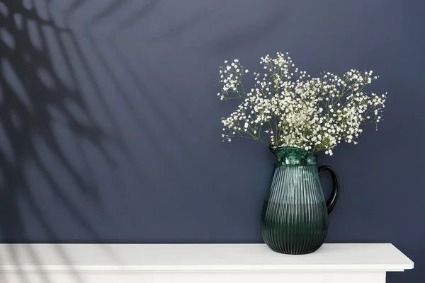 Una Jarra Grande Cristal Verde Con Ramo Gypsophila Están Una —  Fotos de Stock