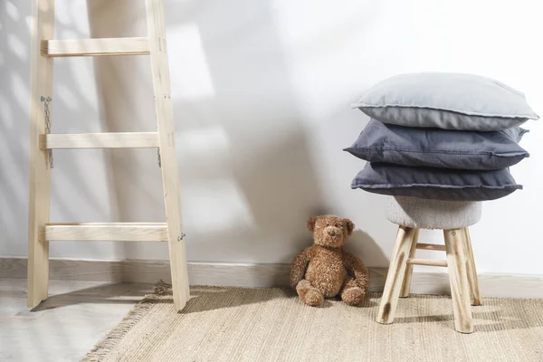 Der Teddybär Lehnt Der Wand Neben Einem Kleinen Kinderhocker Mit — Stockfoto