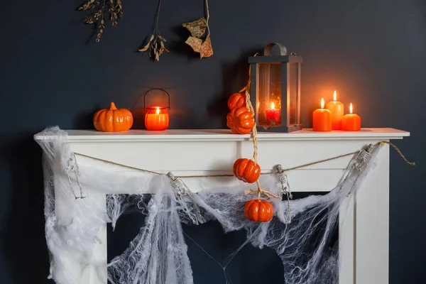 Halloween Huisdecoratie Plastic Speelgoedskeletten Een Houten Doos Open Haard Tegen — Stockfoto