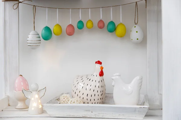 内部的碎片 复活节装饰过的儿童房 墙上的一个塑料蛋的花环 餐桌上盘子里的陶瓷母鸡 把你的文字放好 复活节贺卡 — 图库照片