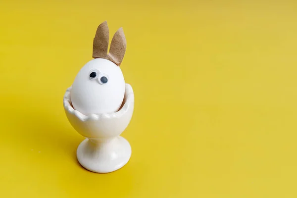 Escena Pascua Con Huevos Blancos Con Orejas Conejo Sobre Fondo —  Fotos de Stock