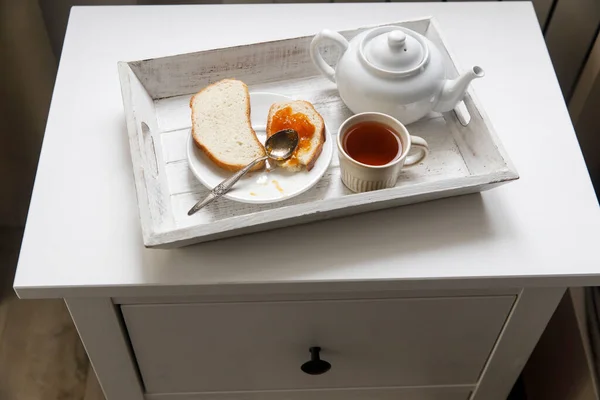 Eine Teekanne Eine Tasse Tee Zwei Scheiben Geröstetes Brot Mit — Stockfoto