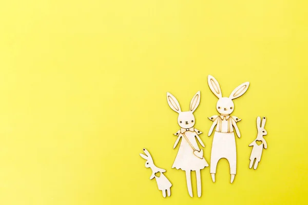 Sarı Arka Planda Kontrplaktan Kesilen Komik Tavşanlar Ailesi Var Kart — Stok fotoğraf