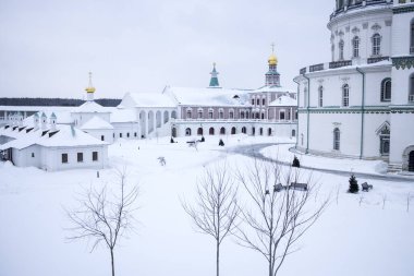 ISTRA, RUSSIA - 16 Ocak 2022, Kudüs 'teki Kutsal Mezar Kilisesi prototipine göre Yeni Kudüs Manastırı' nın Diriliş Katedrali inşa edildi. Kar yağışıweather condition