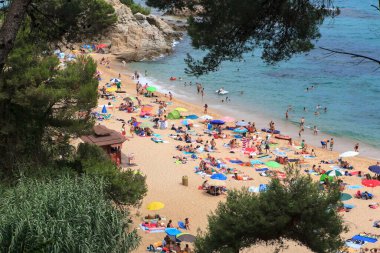 İspanya - 12 Temmuz 2015: Tossa plajıdır İspanya ünlü hedef. Tossa de Mar, Catalonia Costa Brava bölgede kıyıya Balear Denizi üzerinde yer yer Barcelona kuzeyinde 105 km uzak