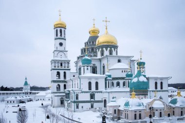 ISTRA, RUSSIA - 16 Ocak 2022, Kudüs 'teki Kutsal Mezar Kilisesi prototipine göre Yeni Kudüs Manastırı' nın Diriliş Katedrali inşa edildi. Kar yağışıweather condition