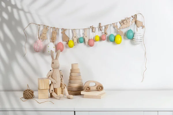 Fragment Wnętrza Dekorowany Pokój Dziecięcy Wielkanoc Wianuszek Plastikowych Jaj Zajęcy — Zdjęcie stockowe