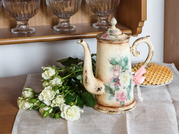 咖啡店的桌上放着盛满了白玫瑰的老式咖啡壶 — 图库照片