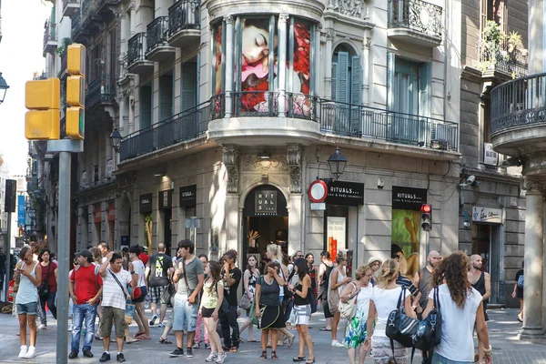 Barcelona España Julio 2018 Gente Para Encrucijada Esperando Señal Verde — Foto de Stock