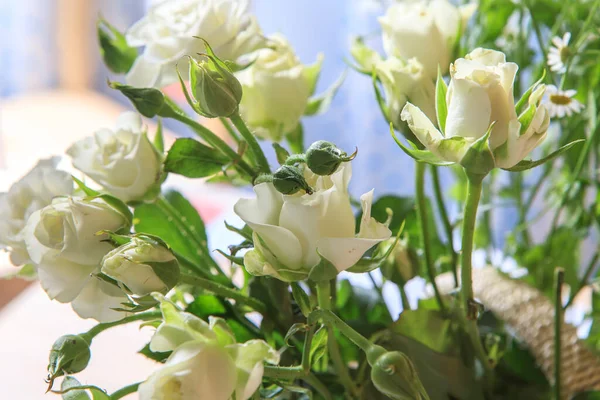 Spray Weiße Rose Auf Einer Leinwand Tischdecke Auf Dem Tisch — Stockfoto