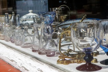 Antika kristal sürahiler, desenli sürahiler, cam sürahiler, bit pazarı satışı için porselen kaplar.