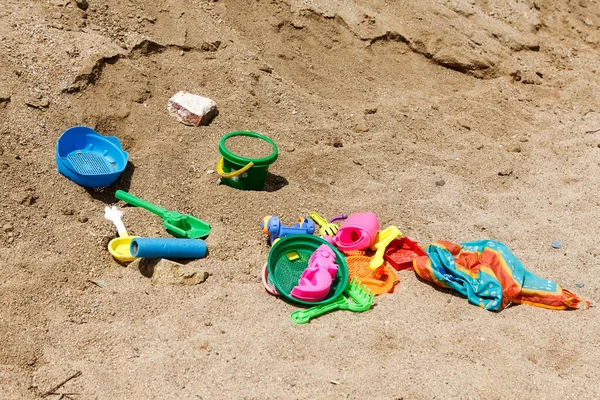 아이들 스크랩 팔걸이를 가지고 장난감은 해변에 있습니다 — 스톡 사진