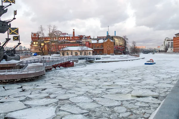 Moscow Russia 2022 Crimean Embankment View Red October Winter Ice — Stock Photo, Image