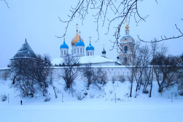モスクワ ロシア 2022年1月10日夕方にノヴォスパスキー修道院のSpaso Preobrazhensky大聖堂 冬時間 — ストック写真