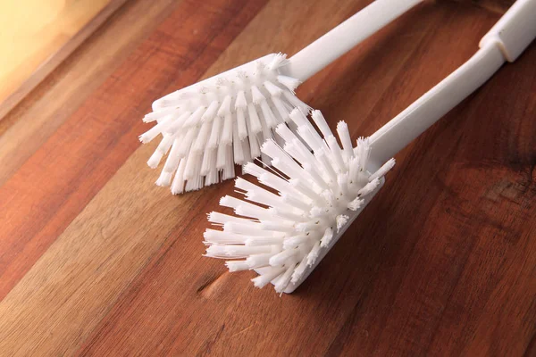 Dos Cepillos Lavavajillas Plástico Blanco Sobre Una Superficie Mesa Madera —  Fotos de Stock