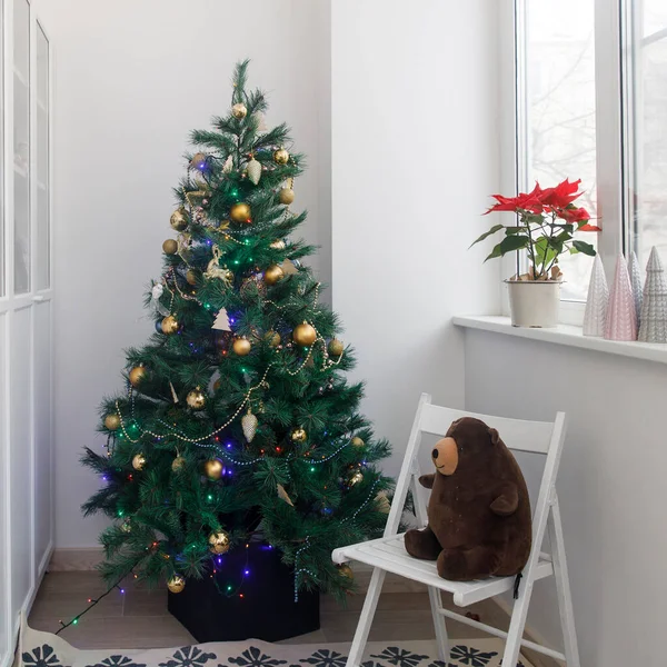 Árbol Navidad Decorado Con Una Guirnalda Juguetes Madera Encuentra Habitación —  Fotos de Stock