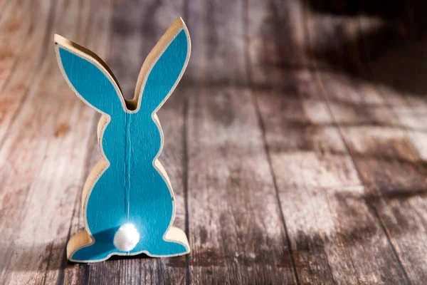 蓝色的野兔在一张木制桌子上 复活节装饰 复制空间 — 图库照片