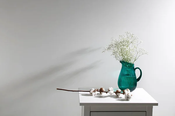 Een Grote Glazen Groene Kan Met Een Boeket Van Gypsophila — Stockfoto