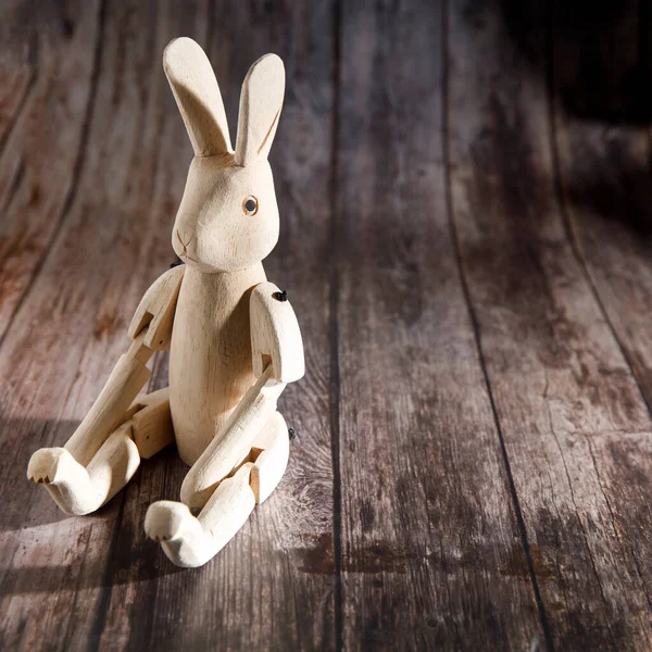 Ahşap Bir Masada Çiğ Ahşap Menteşeli Tavşan Paskalya Süsü Boşluğu — Stok fotoğraf
