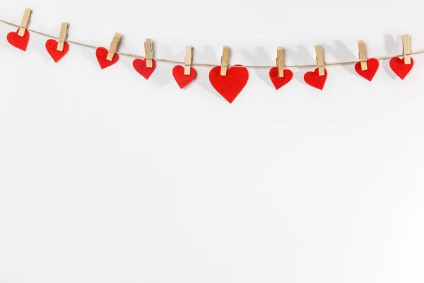 Una Guirnalda Hecha Mano Los Corazones Está Una Pared Blanca — Foto de Stock