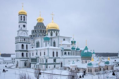 ISTRA, RUSSIA - 16 Ocak 2022, Kudüs 'teki Kutsal Mezar Kilisesi prototipine göre Yeni Kudüs Manastırı' nın Diriliş Katedrali inşa edildi. Kar yağışıweather condition