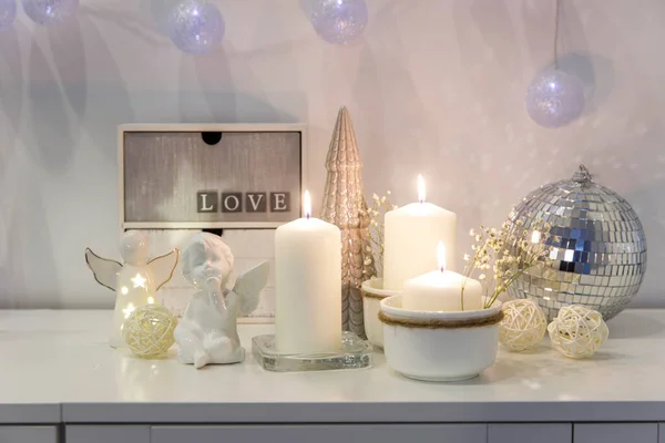 Das Konzept Das Haus Weihnachtlich Dekorieren Entzündete Kerzen Ein Kranz — Stockfoto