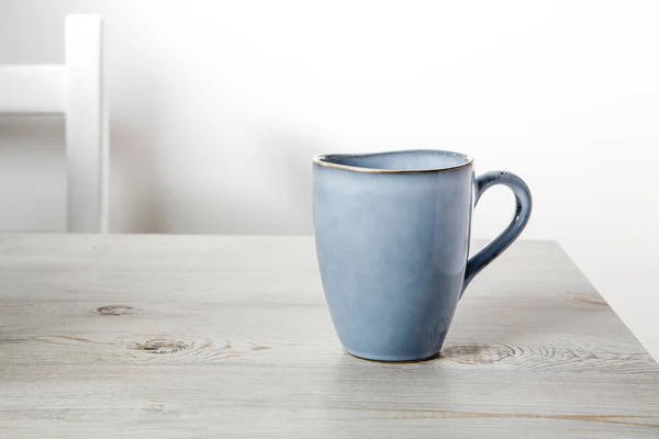 Eine Blaue Keramiktasse Auf Einem Beigen Tisch Vor Einer Weißen — Stockfoto